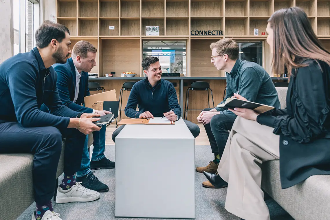 groep mensen luisteren naar uitleg