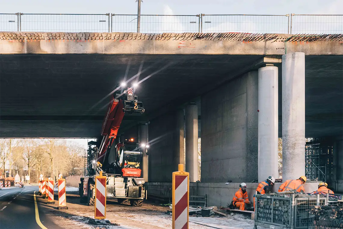 werkende mensen aan brug in civiele techniek