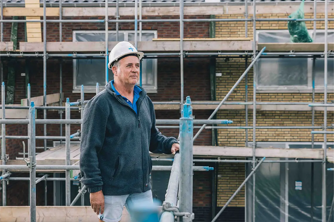 man werkend in de woningbouw